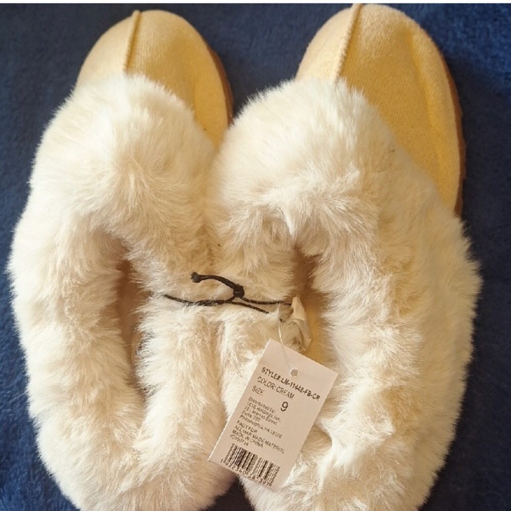 Sole Mates by Isotoner Women's Slippers in Cream and Tan